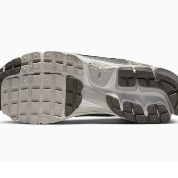 Brand new Nike Air Zoom Vomero 5 'Light Iron Ore' FD0791-012 - Picture 6 of 8